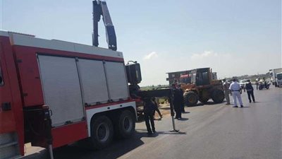 بالصور.. رفع آثار حادث انقلاب سيارة محملة بمواد بترولية بالطريق الزراعي