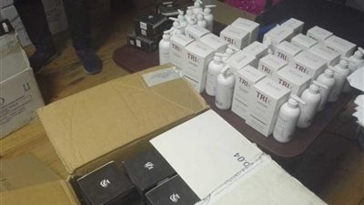 القبض على صاحب شركة بحوزته مستحضرات تجميل مجهولة المصدر بمدينة نصر «صور»
