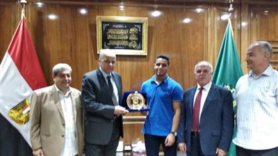 محافظ القليوبية يكرم الفائز بـ3 ميداليات ذهبية في دور الألعاب الإفريقية بالجزائر