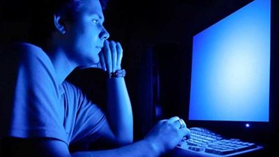 دراسة تحذر: ضوء الأجهزة الإلكترونية الأزرق مدمر للعيون