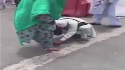 رجل شرطة سعودي يقدم حذاءه لحاجة مسنة..