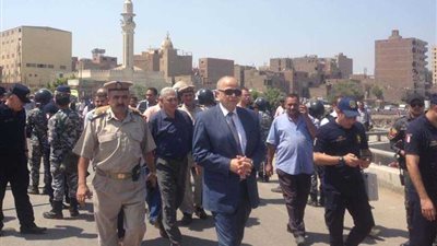 بالصور.. محافظ القليوبية ومدير الأمن فى موقع تفجير الإرهابى بمسطرد