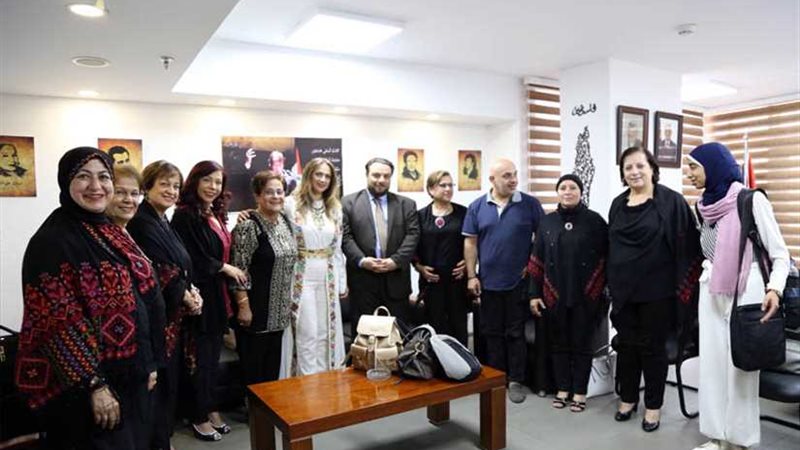 سفير فلسطين يستقبل