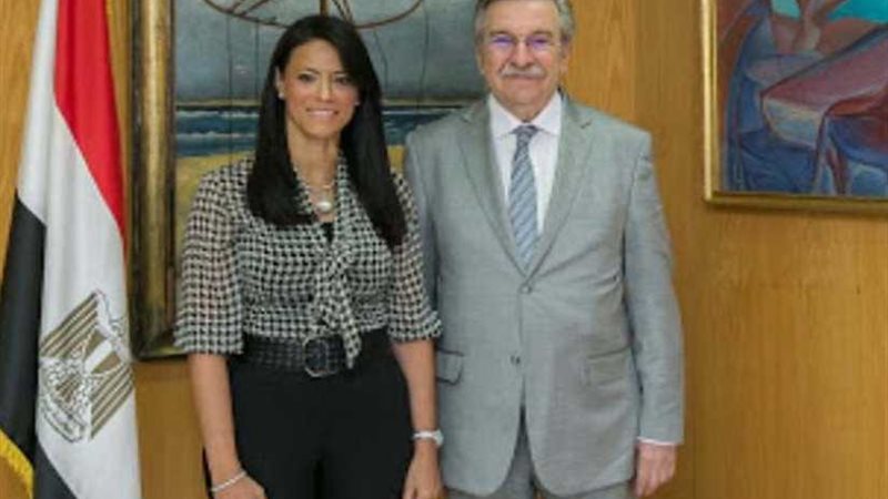 وزيرة السياحة تبحث