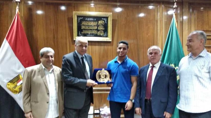 محافظ القليوبية يكرم