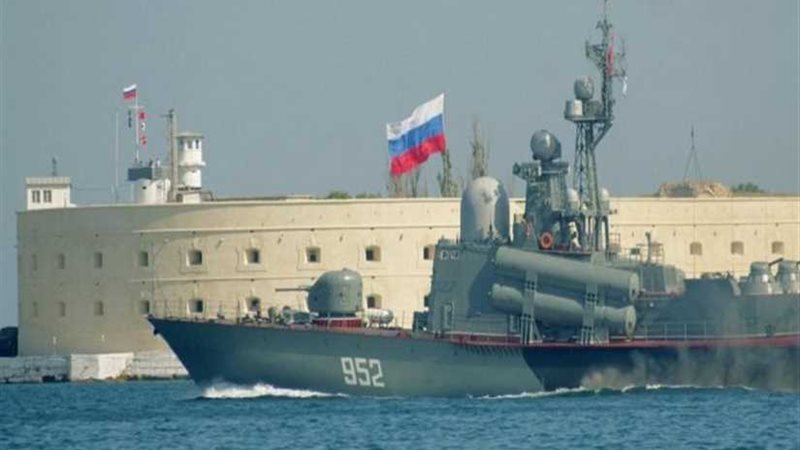 مطاردة بين فرقاطة