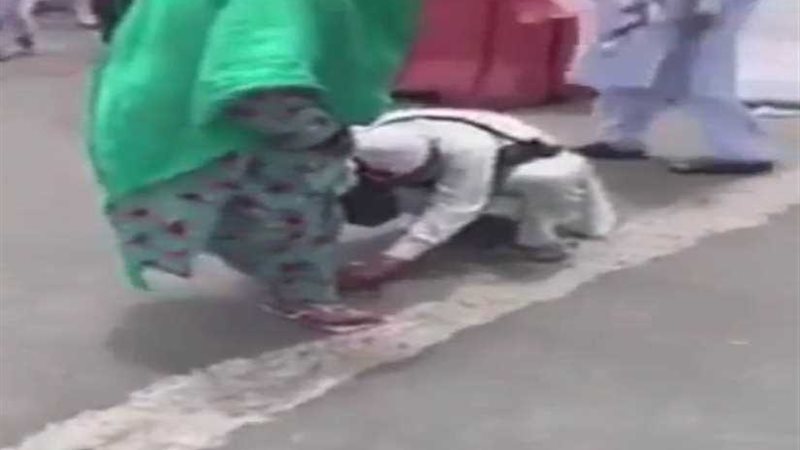 رجل شرطة سعودي يقدم