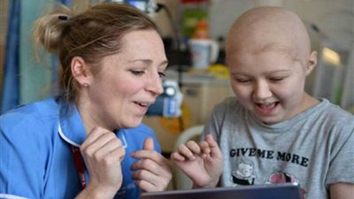 والد مصابة بالسرطان يجيب عن التساؤل الأصعب: كيف تنتصر على المرض اللعين؟