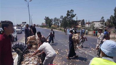 فتح الطريق الزراعي بعد رفع آثار حادث سيارة الورق.. صور