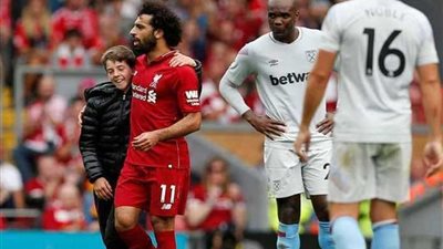 بالصور.. صلاح ينال الإعجاب بتواضعه مع 