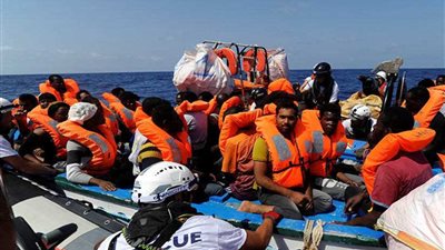 جماعات حقوقية تطلب من الحكومات الأوروبية بتحديد ميناء لسفينة إنقاذ للمهاجرين