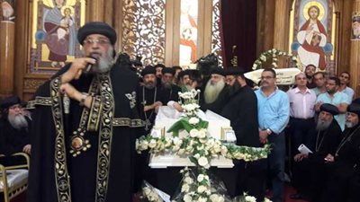 البابا تواضروس يغادر كنيسة الأمير تادرس عقب تشييع جنازة مطران المنيا