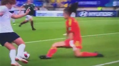 لاعبة إنجليزية تسجل أحد أغرب الأهداف في التاريخ