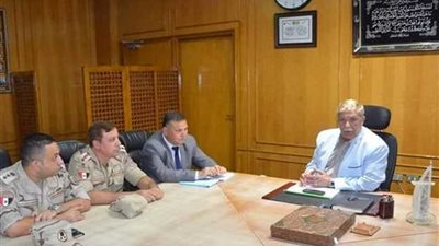 محافظ الإسماعيلية يتفقد جاهزية معدات النظافة