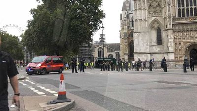 وحدة مكافحة الإرهاب تحقق في اصطدام سيارة بحواجز البرلمان البريطاني