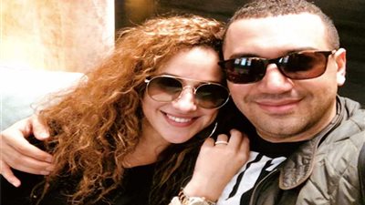 معز مسعود يكذب ادعاءات انفصاله عن شيري عادل باحتضانها