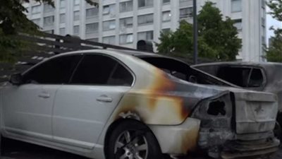 شباب يحرقون 88 سيارة بالسويد بعد اتفاقهم على مواقع التواصل (فيديو)