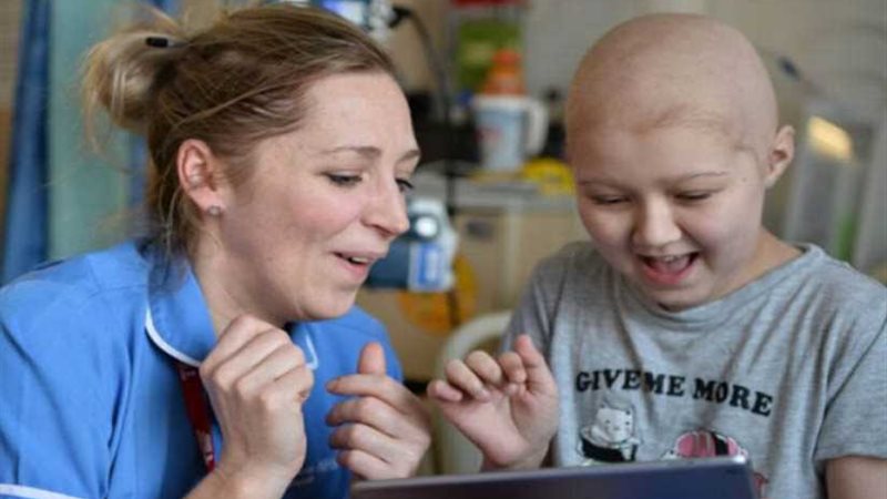 والد مصابة بالسرطان