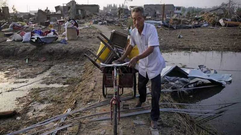 الصين تجلي 200 ألف