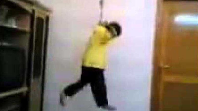 طفل يشنق نفسه بسبب