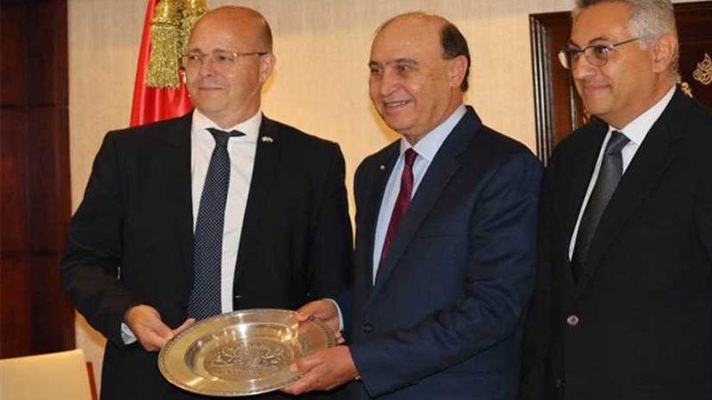 مميش يشهد توقيع عقدين