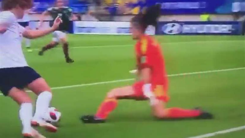 لاعبة إنجليزية تسجل