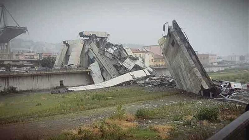 انهيار جسر في مدينة