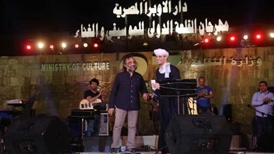 محمود التهامي ينشد على نغمات سلامة.. وهشام عباس يتألق مع 9 آلاف مشاهد بمحكى القلعة