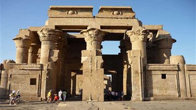 وزارة الآثار تعكف على دراسة لوحتي معبد كوم أمبو