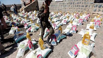 الحوثيون يستولون على ألفي سلة غذائية مخصصة للمحتاجين