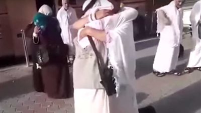 شاهد.. فرقتهما الحرب في سوريا والتقيا بالحج