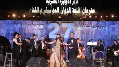 إيهاب توفيق ونيفين رجب يشعلان الأجواء في القلعة