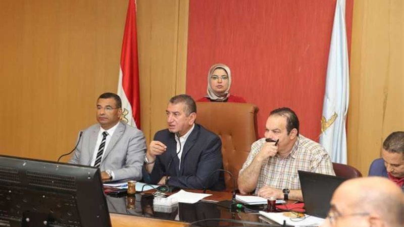 محافظ كفرالشيخ يناقش