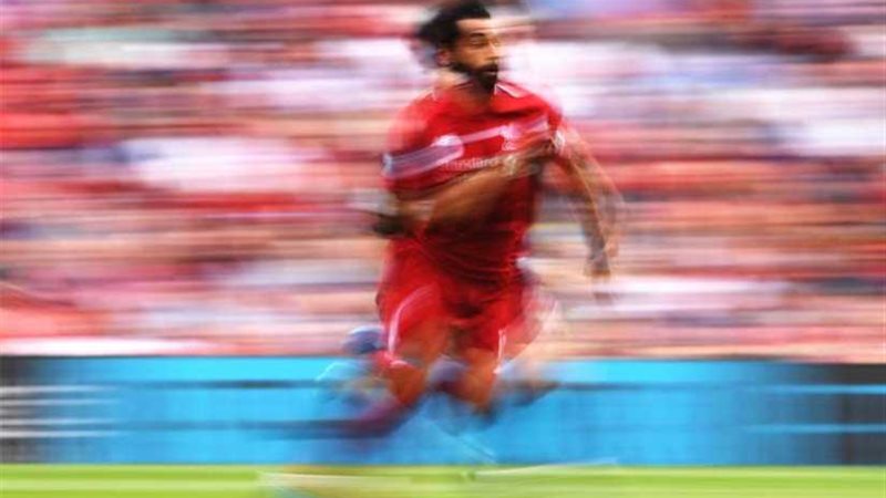 شاهد.. «صلاح» يداعب