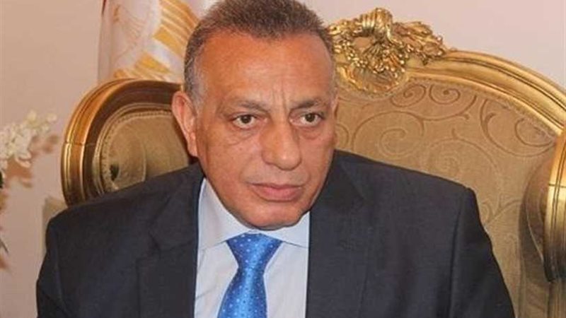 عبدالعاطى قائمًا