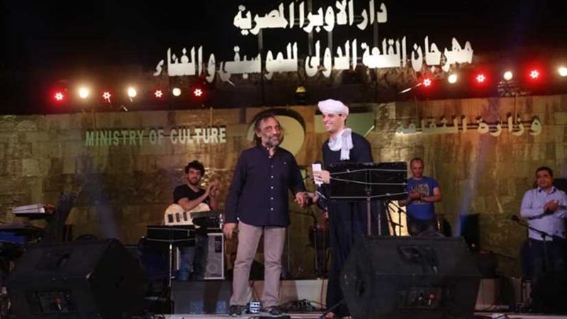 محمود التهامي ينشد