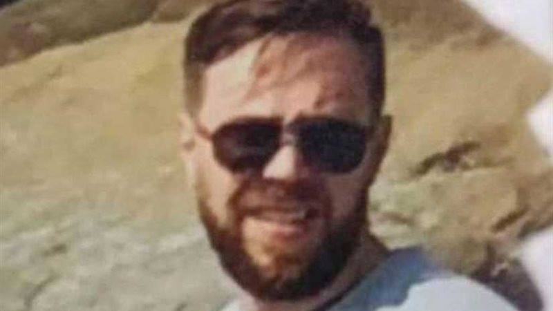 رجل يأكل النحل للبقاء