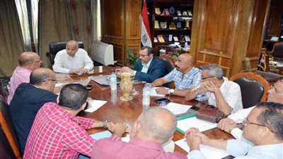 عشماوي يبحث تعديل مسار خط أنابيب بترول لإقامة مجمع مدارس بالخصوص