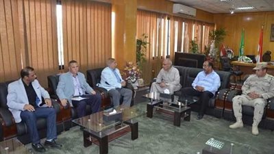 محافظ الإسماعيلية يستقبل أسرة الشهيد المسعف أحمد جمال