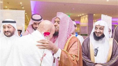 وزير الشؤون الإسلامية السعودى يزور ذوي شهداء رجال الجيش والشرطة المصريين بمكة