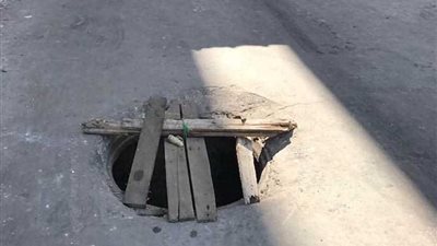 سرقة أغطية بالوعات المجاري تهدد أطفال الغربية