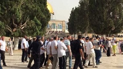 عشرات المستوطنين يقتحمون الأقصى بحراسة شرطة الاحتلال الإسرائيلي