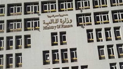 المالية: بدء تجارب تصنيع اللوحات المعدنية بدلًا من استيرادها