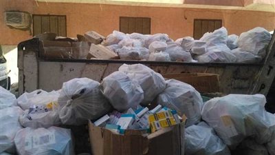 الرقابة الإدارية بأسيوط تضبط صيدليا بجوزته أدوية مهربة بـ٦ ملايين.. صور