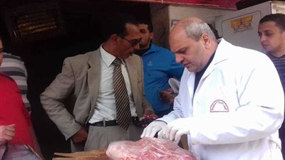 إعدام أغذية فاسدة خلال حملة بمركز المنصورة