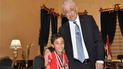 طارق شوقي يكرم المخترع الصغير محمد وائل