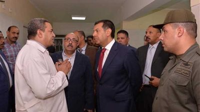 محافظ أسيوط يتفقد 3 مستشفيات ويقدم الهدايا المادية والعينية للمرضى.. 