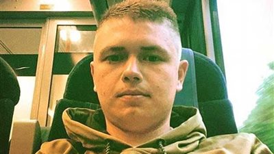 شاب يهشم رأس الأم ويشطر وجه ابنتها ويتدلى لأسفل .. (صور)