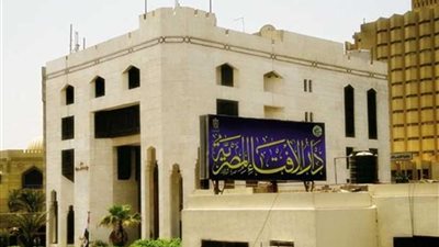 الإفتاء: صلاة الرجال بجوار النساء دون حاجز 