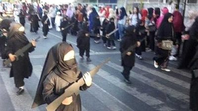 شاهد تلميذات روضة بملابس داعشية ومجسمات أسلحة رشاشة